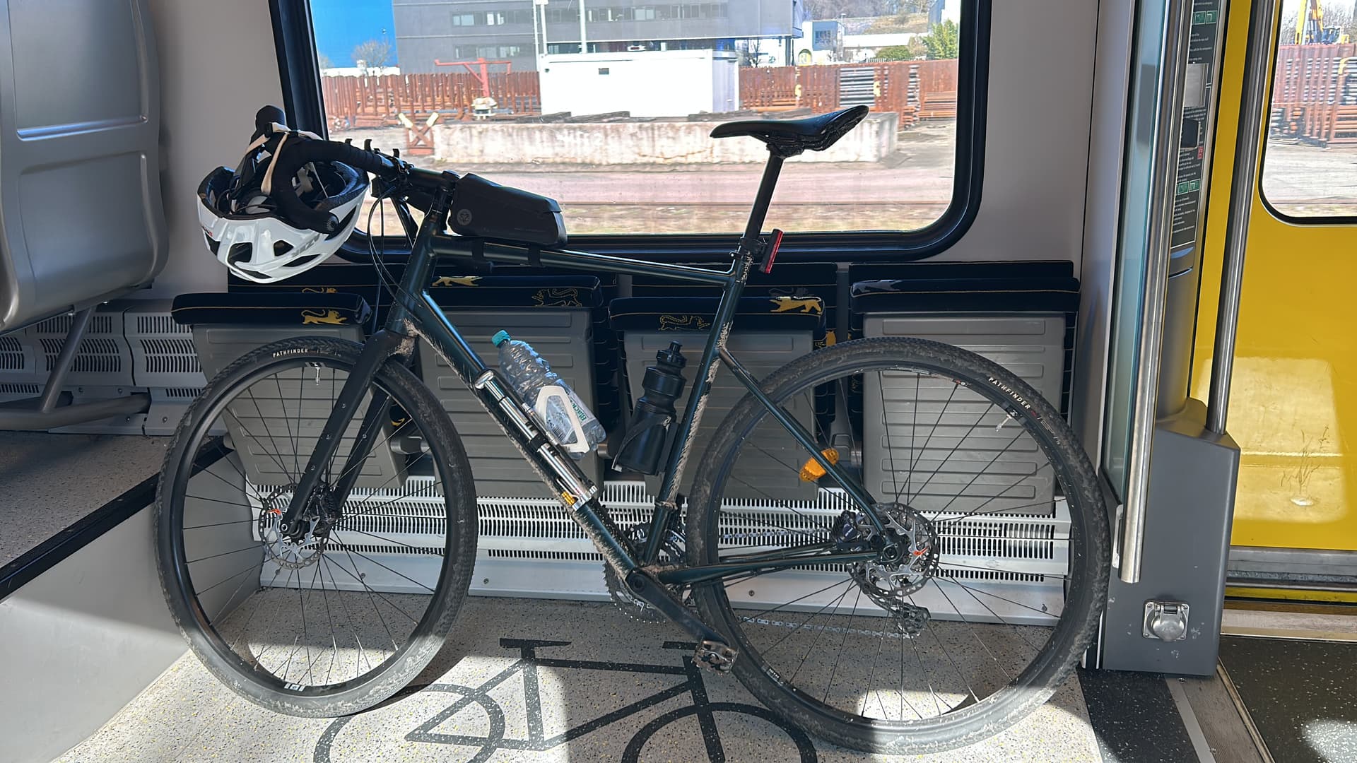 Gravelbike im Zug, nur mit Top-Tube-Bag — An-/Abreise zur Tour, 2025.