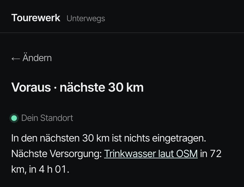 Tourewerk im Unterwegs-Modus auf dem Handy: „In den nächsten 30 km ist nichts eingetragen. Nächste Versorgung: Trinkwasser laut OSM in 72 km, in 4 h 01.“