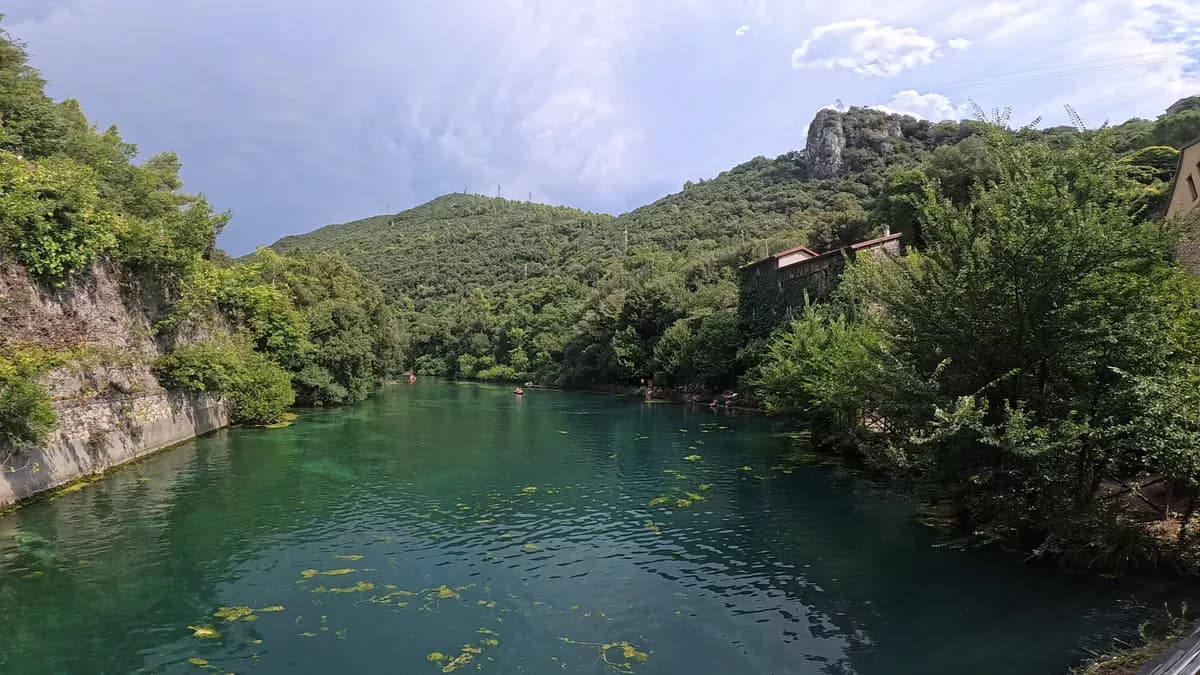 Türkisfarbener Fluss zwischen Felsen und Bäumen