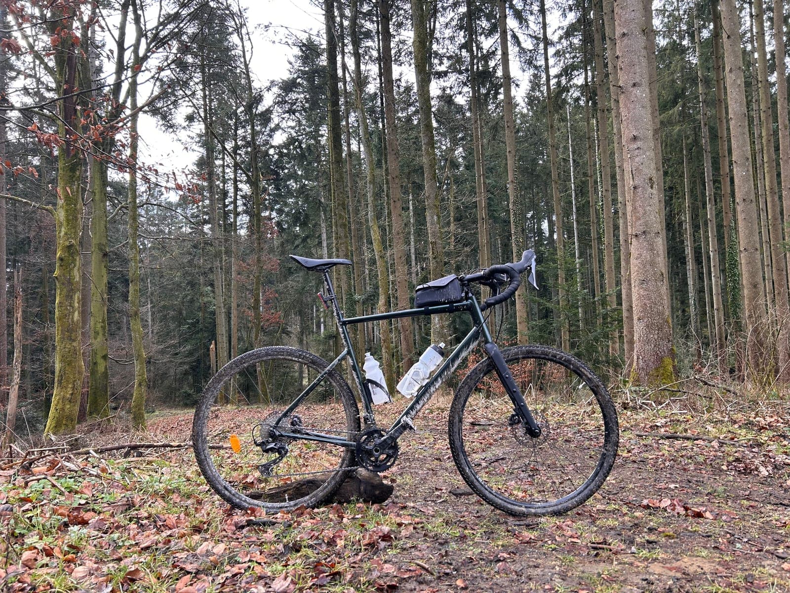 Gravelbike im matschigen Herbstwald, 2025.