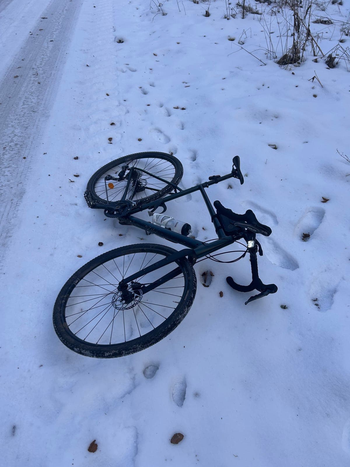 Gravelbike seitlich im Schnee liegend, Winter-Tour 2025.