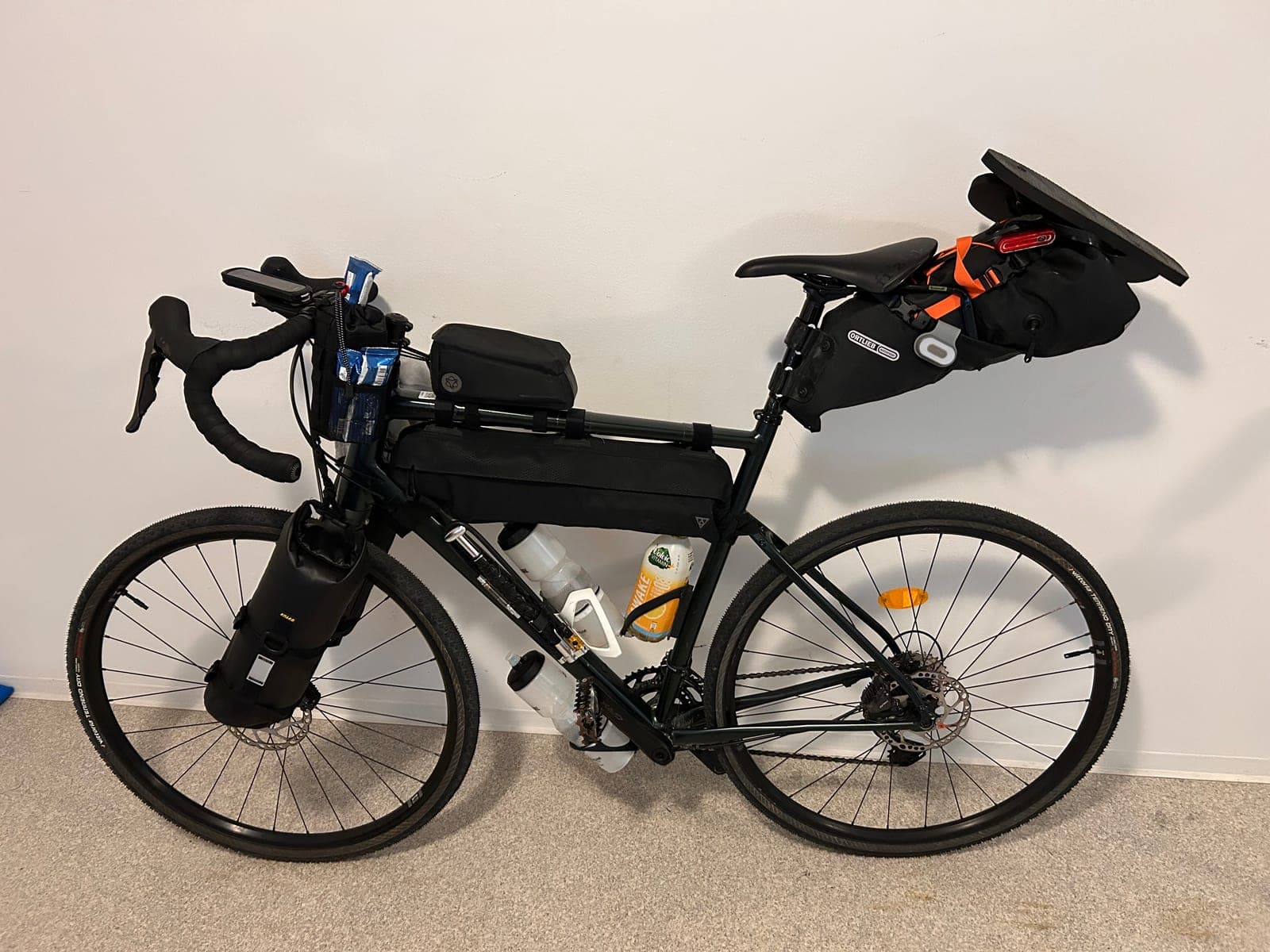 Komplett bepacktes Gravelbike, Seitenansicht, Tour Bodensee–Füssen 2025.