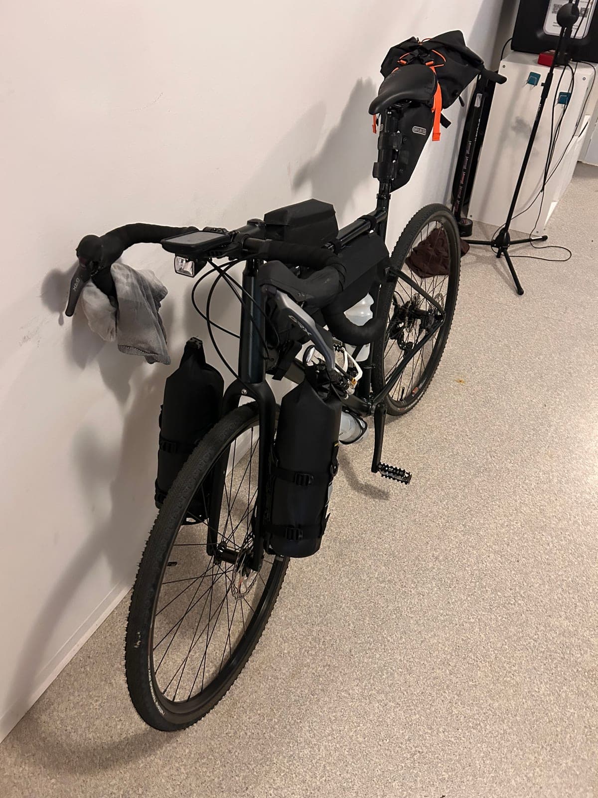 Bepacktes Gravelbike Vorderansicht mit Lenkertasche und Rahmentasche, Tour Bodensee–Füssen 2025.