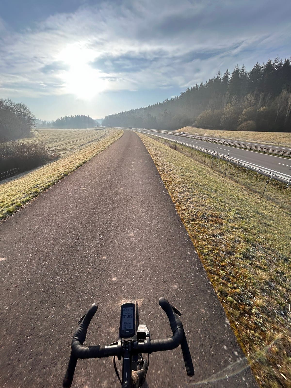 POV vom Lenker beim Fahren, sonniger Radweg, Herbst-Tour 2025.