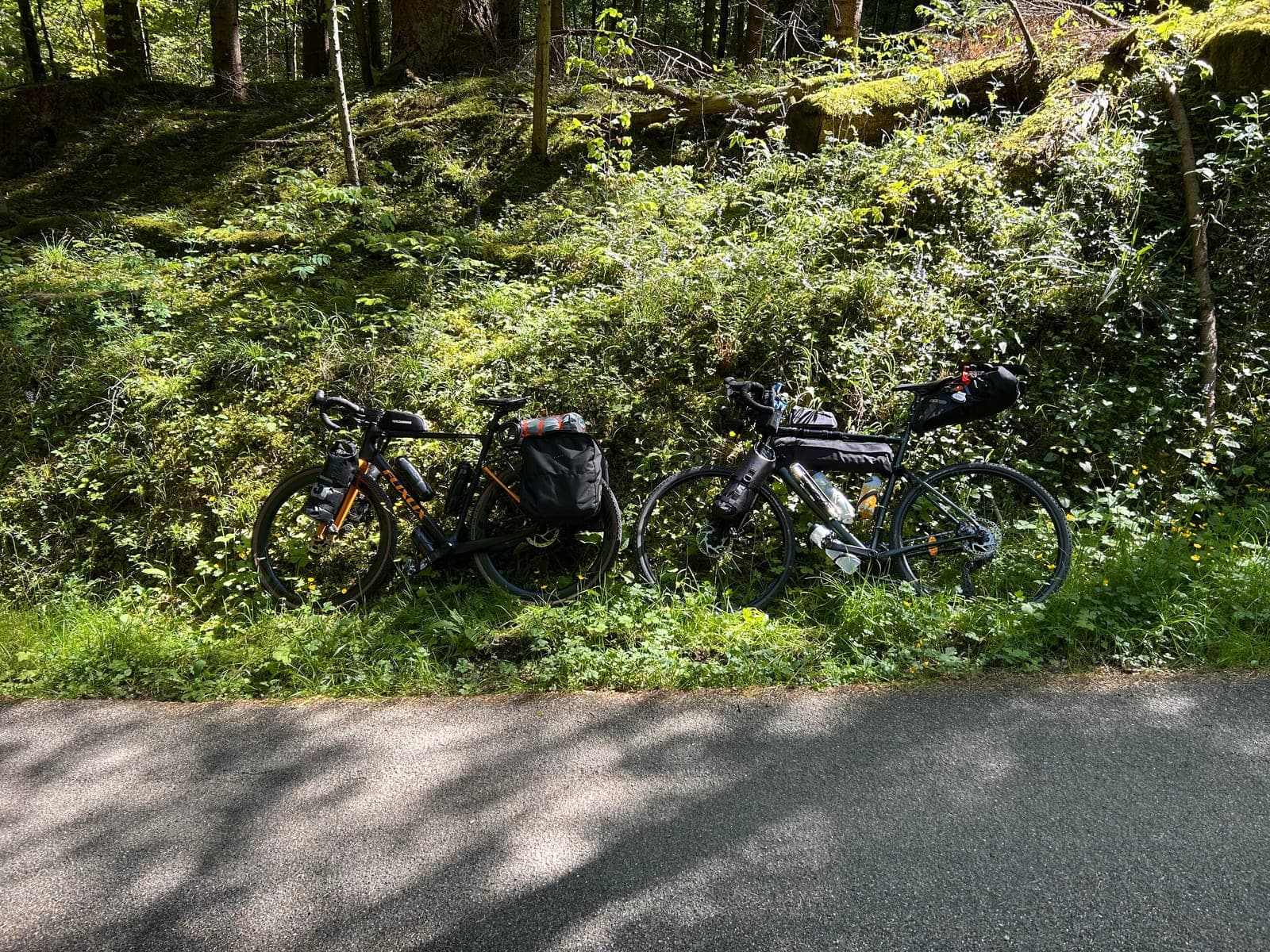 Zwei komplett bepackte Gravelbikes am Brunnen, Test-Tour 2025.