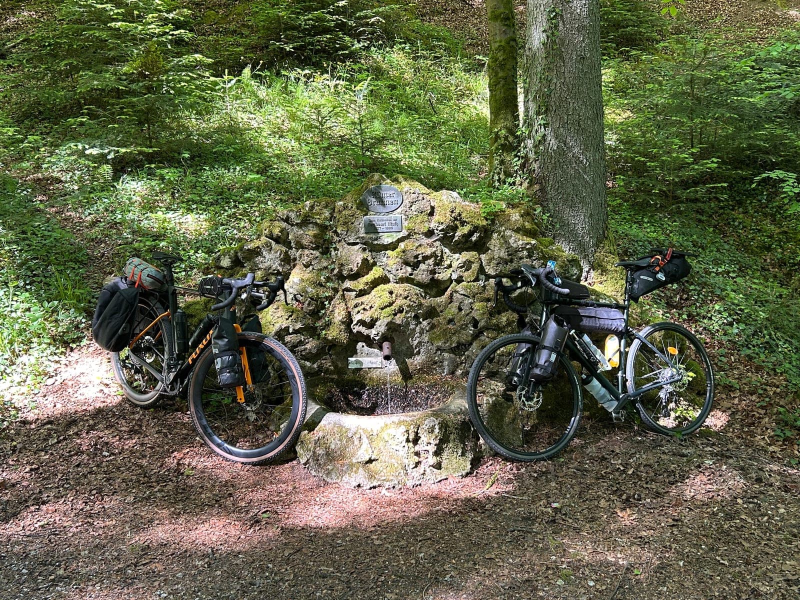 Zwei komplett bepackte Gravelbikes im Wald, Test-Tour Wochenende 2025.