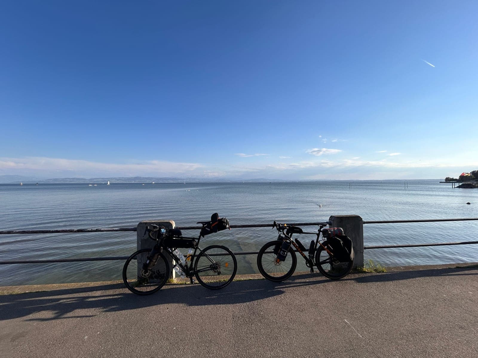 Zwei bepackte Gravelbikes vor dem Bodensee, 2025.